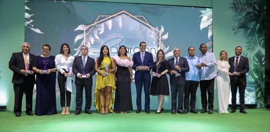 Al centro Yenny Polanco Lovera, presidente de Adompretur junto a los galardonados con el premio Luis Augusto Caminero.
