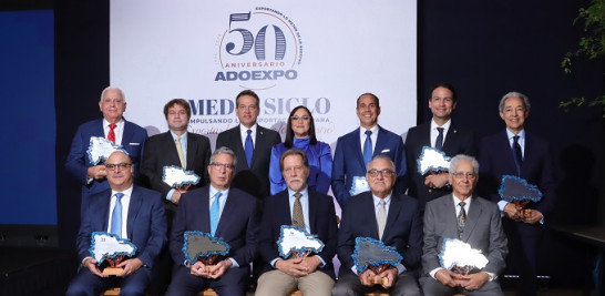 Elizabeth Mena y los expresidentes de Adoexpo reconocidos.