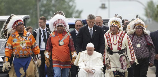 Francisco es llevado en silla de ruedas junto a jefes indígenas, tras visitar un cementerio  en  Alberta. AP