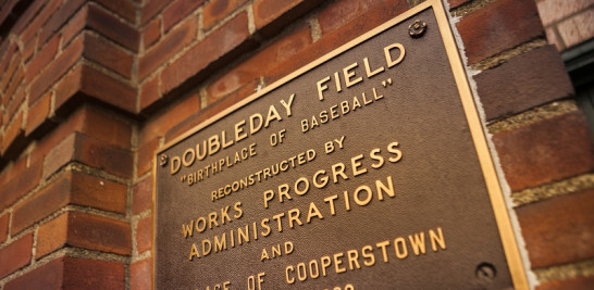 Placa conmemorativa en el Doubleday Field, estadio de béisbol nombrado en honor a Abner Doubleday. ISTOCK