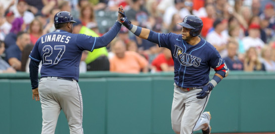 Rodney Linares y Nelson Cruz se saludan tras un jonrón del toletero dominicano que ahora será el gerente general del equipo dominicano en el Clásico Mundial de Beisbol. Getty Images/LD