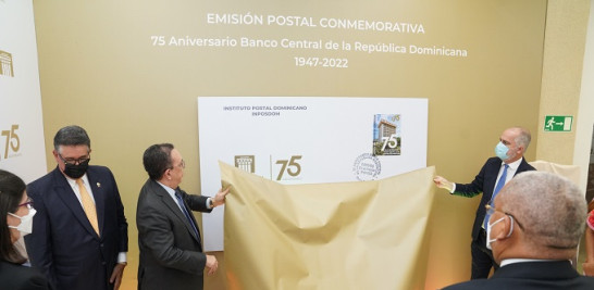 El gobernador del BCRD, Héctor Valdez Albizu y el superintendente de Bancos, Alejandro Fernández, develizan el nuevo sello conmemorativo.