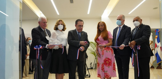 Héctor Valdez Albizu realiza el corte de cinta para inaugurar la exposición.