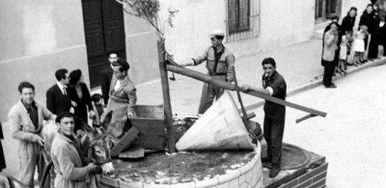 Almazara tradicional en la localidad manchega de Mora de Toledo (Castilla-La Mancha), durante las Fiestas del Olivo, culminación de las faenas de recolección de la aceituna, en 1958. Foto: Angel/EFE.