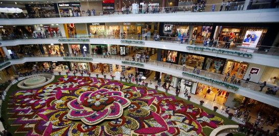 El tapete de flores fue creado por el centro comercial Santafé para adornar el lugar durante la Feria de las Flores. EFE/ Luis Eduardo Noriega