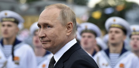 El presidente de Rusia, Vladimir Putin (C), revisa las tropas navales mientras asiste al desfile naval principal que marca el Día de la Marina Rusa, en San Petersburgo el 31 de julio de 2022. Olga MALTSEVA / AFP