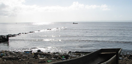 Desechos sólidos en la playa de Sánchez, Samaná.  Yaniris López
