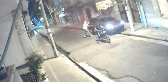 Video muestra atraco a mano armada a periodista y amigo en la Zona Colonial