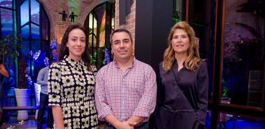 Paola Checo, José Alberto Torres y Chabela León.
