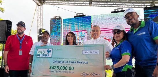 Los torneos de golf son un vehículo ideal para beneficiar instituciones. En la gráfica, Rafael Rubiera entrega el cheque simbólico a representantes de la Casa Rosada, fondos generados en el Torneo de Golf Rubiera.