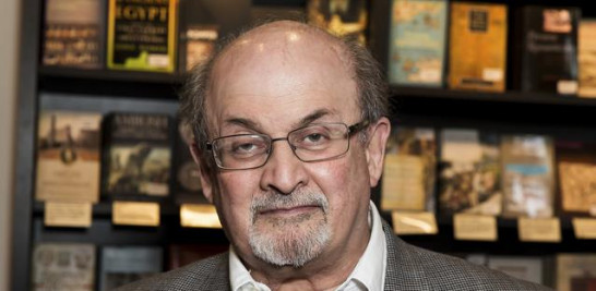 Salman Rushdie, autor del libro, seguía hospitalizado el sábado tras sufrir heridas graves en un ataque con cuchillo la víspera, al tiempo que se multiplican los elogios para él en Occidente y a su agresor en Irán. Fuente externa