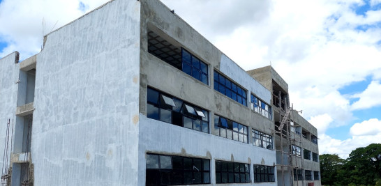 Los trabajos del recinto de la UASD en Hato Mayor están paralizados por falta de pago desde mayo cuando fueron reiniciados por el presiente Luis Abinader. Florentino Durán