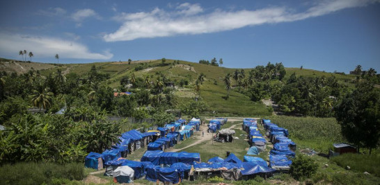 Carpas azules sirven de techo en el Campamento Devirel, establecido por damnificados de un terremoto de magnitud 7,2, el miércoles 17 de agosto de 2022, en Les Cayes, Haití. (AP Foto/Odelyn Joseph)