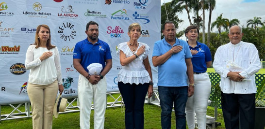 El Puerto Plata Golf Classic by ASHONORTE fue todo un éxito. Desde la izquierda, Claritza Rochtte de Senior (Gobernadora), Carlos Rodolí (Pte. ASHONORTE), Ginnette Bournigal (Senadora), Diomedes Roque (Alcalde), Kathy Cedeño (Dir. Ejec. ASHONORTE), y Monseñor Julio César Cornielle Amaro.