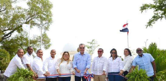 Junto a las autoridades locales, el presidente Luis Abinader dejó inaugurada la entrada a Azua de Compostela.