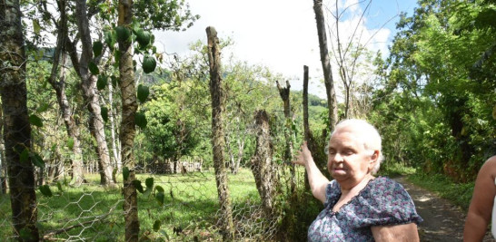 Doña Fefa muestra donde estaba la "casona" de madera donde el río la arrastró junto a sus hijos y dos ancianos.