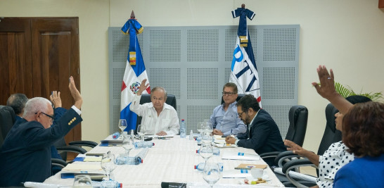 Don Ellis Pérez y los demás miembros del consejo de CERTV junto a Iván Ruiz en la reunión.