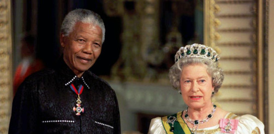 Isabel II junto al líder sudafricano, Nelson Mandela. ap