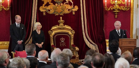 Carlos III de Gran Bretaña fue proclamado rey oficialmente en una ceremonia este sábado, un día después de que juró en su primer discurso ante los dolientes que emularía a su "querida mamá". Foto: AFP Forum.