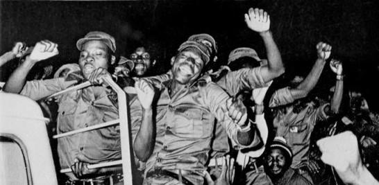 Guerrilleros que lucharon en una guerra durante siete años se regocijan al salir de un estadio, luego de las celebraciones de independencia que marcaron el nacimiento del estado de Zimbabue el 18 de abril de 1980.