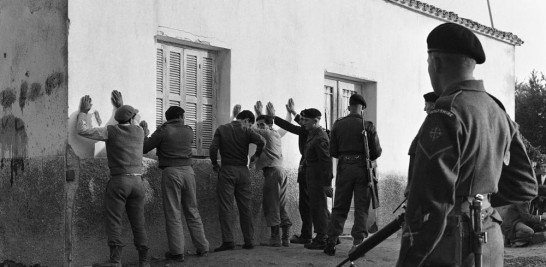 Las tropas de seguridad británicas del regimiento de Wiltshire, estacionadas en el campamento de Agyrta en las montañas Kyrenia de Chipre, registran a los aldeanos en Ayios Nicolaos el 28 de diciembre de 1958, durante una patrulla navideña contra la EOKA, el movimiento clandestino griego. (Foto AP, Archivo)