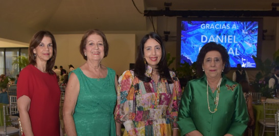 Picky Mota de Espaillat, Virginia Barnishita, Laura Díaz y Lucita Díaz.