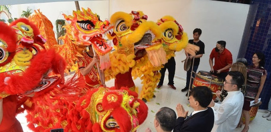 Miguel Feng, presidente de JADE, Zhang Buxin, Ministro Consejero Político y Li Guoying, agregado cultural bautizan los leones y dragones.