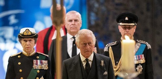 El rey Carlos III, la princesa Ana de Gran Bretaña, el príncipe Andrés, duque de York de Gran Bretaña y príncipe Eduardo de Gran Bretaña llegan para asistir a una vigilia en Saint Giles. Foto: AFP Forum.