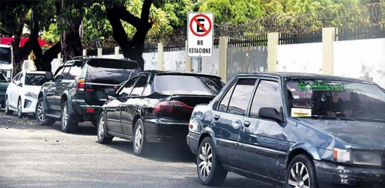 Vehículos estacionados en una de las calles de Santo Domingo/ foto: Jorge Martínez- LD