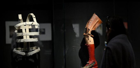 Corsés y botas ortopédicas son exhibidos en el Museo Galliera. EMMANUEL DUNAND / AFP