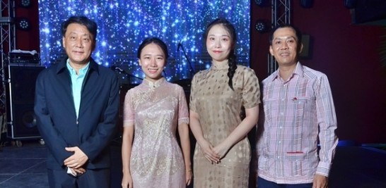 Li Guoying, Peipei Zhang, Amber Zhu y Rubén Lu.