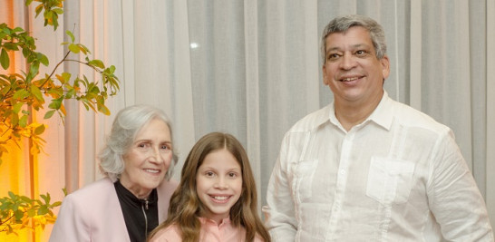 Digna Marcelino, Sophia Durán y Jaime Cruz.