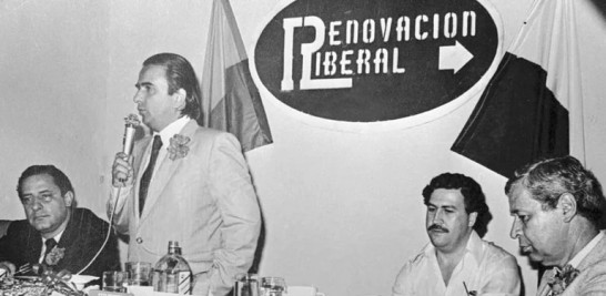 Alberto Santofimio Botero y Pablo Escobar en un evento del Movimiento de Renovación Liberal.