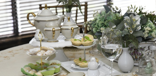 Para la decoración, Yvette Bodden, de Mesas para El Alma, creó un espacio íntimo usando detalles elegantes. La tetera fue el foco central de la mesa, cuidando la sencillez. La inspiración fueron los tonos otoñales; crema y dorado, con follaje verde y flores blancas, para un toque romántico.