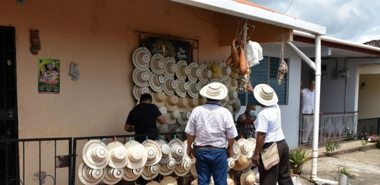 Sombreros pintaos y cutarras (chancletas típicas de cuero).  Xiomarita Pérez