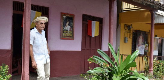 Héctor López en su casa de quincha (barro), que se construye mediante la tradicional Junta de embarre o convite. Xiomarita Pérez