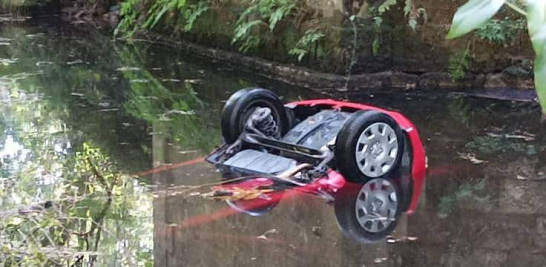 Así quedó el vehículo en el que viajaba la actriz española Beatriz Álvarez-Guerra tras caer al río.