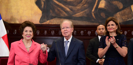 Don José Luis Corripio y su esposa Ana María Alonso de Corripio ante los aplausos de los presentes en el salón de la Asamblea Nacional. JOSE A. MALDONADO/LD