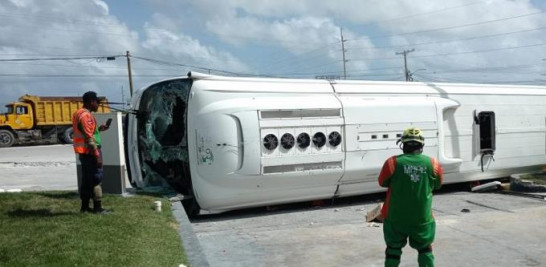 Autobús accidentado en Bávaro.