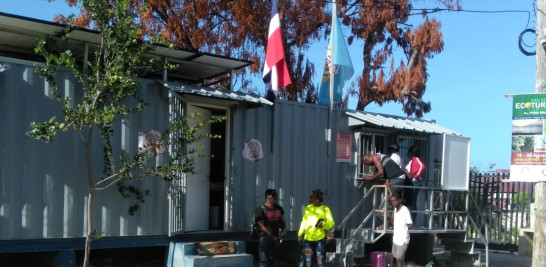 Hay que resaltar que, pese al cierre, varios haitianos estaban revisando sus pasaportes en la oficina de Migración con miras a viajar en vehículos por la carretera hacia Barahona y otros pueblos dominicanos. Odaliz Báez / LD