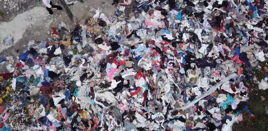 Vista aérea de vertedero de ropa improvisado en el mercado de pulgas de Hato Mayor, tomada el 13 de abril de 2022. Rubí Morillo / LD