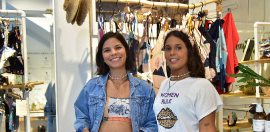 Shaina Alonzo y Raquel Díaz tienen su propia tienda de trajes de baño producto de plásticos reciclados y accesorios hechos con lilas del Ozama. Rubí Morillo / LD