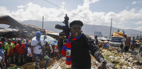 Barbecue, el líder de la pandilla "G9 and Family", se para junto a la basura para llamar la atención sobre las condiciones en las que vive la gente mientras encabeza una marcha contra el secuestro en el barrio La Saline en Port-au-Prince, Haití, el viernes 2 de octubre de 2019. 22 de octubre de 2021. El primer ministro de Haití, Ariel Henry, y 18 funcionarios de alto rango solicitaron en la segunda semana de octubre de 2022, el despliegue inmediato de tropas armadas extranjeras mientras las pandillas y los manifestantes paralizan el país. (Foto AP/Odelyn Joseph, archivo)