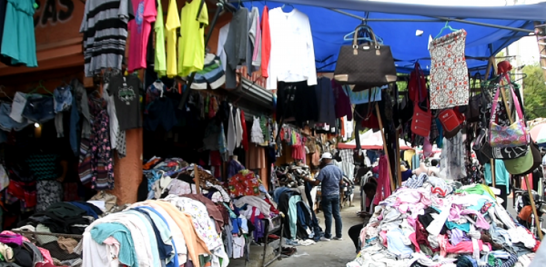 Algunas de las tiendas de pacas que están en las aceras detrás del Mercado Modelo de San Cristóbal. RUBI MORILLO / LD