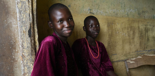 Los gemelos Taiwo Lateef, a la izquierda, y Kehinde Lateef, de 13 años, del pueblo de Igbo-Ora y estudiantes de la escuela secundaria de gramática Igbo-Ora asisten al festival anual de gemelos en Igbo-Ora, suroeste de Nigeria, el sábado 8 de octubre de 2022. (Foto AP /Domingo Alamba)
