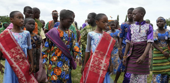 Mellizos esperan para actuar durante el festival anual de gemelos en Igbo-Ora, suroeste de Nigeria, el sábado 8 de octubre de 2022. (Foto AP/Sunday Alamba)