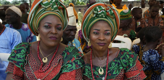 Los gemelos Taye, Tijani, izquierda, y Kehinde Tijani, de 48 años, posan para una fotografía en el festival anual de gemelos en Igbo-Ora, suroeste de Nigeria, el sábado 8 de octubre de 2022. (Foto AP/Sunday Alamba)