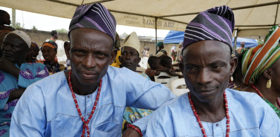 Los gemelos Kehinde Oyediran, izquierda, y Taiwo Oyediran, de 52 años, cultivadores de yuca de Igbo-ora asisten al festival anual de gemelos en Igbo-Ora, suroeste de Nigeria, el sábado 8 de octubre de 2022. (Foto AP/Sunday Alamba)