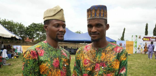 Los gemelos Taiwo Ojeniyi, izquierda, y Kehinde Ojeniyi, de 27 años, asisten al festival anual de gemelos en Igbo-Ora, suroeste de Nigeria, el sábado 8 de octubre de 2022. (Foto AP/Sunday Alamba)