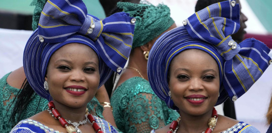 Las gemelas Obasekore Damilade, izquierda, Obasekore Damitola, de 28 años, asisten al festival anual de gemelas en Igbo-Ora, suroeste de Nigeria, el sábado 8 de octubre de 2022. (Foto AP/Sunday Alamba)
